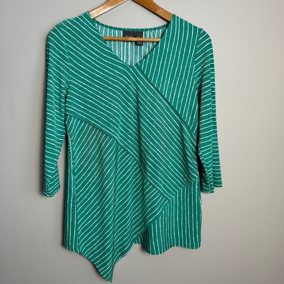 CHICO'S TRAVELERS Women's 3/4 Sleeve Asymmetrical V-Neck Shirt Green Medium‎ - Picture 1 of 12